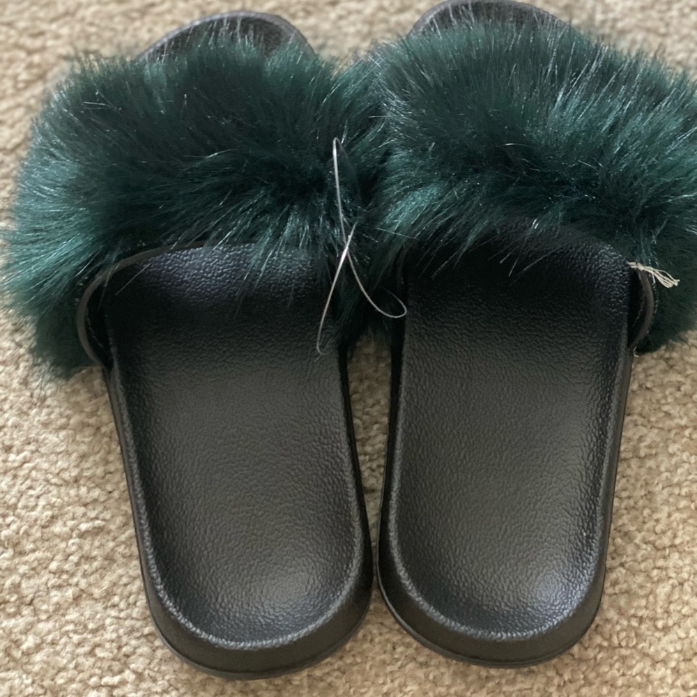 Flip flops / slides / fur slides